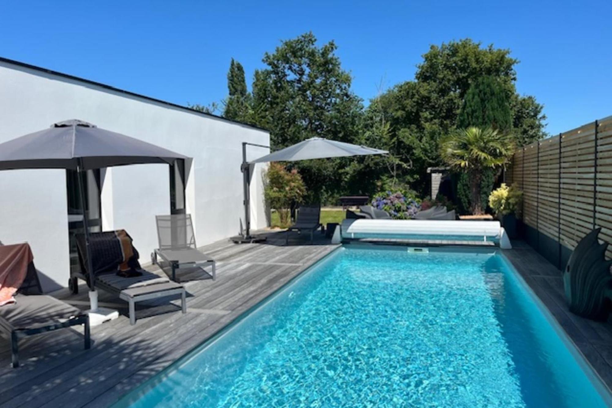 Bright 190 M With Swimming Pool Hébergement de vacances *